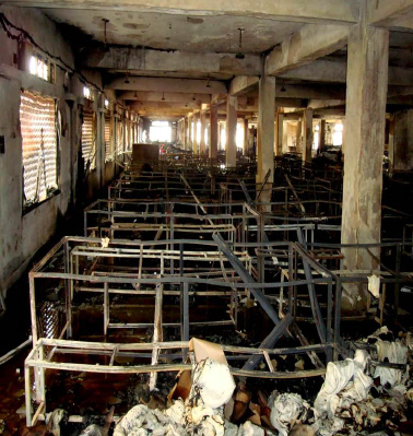 Laboratorio tessile bruciato in un incendio. Fonte: rapporto H&M in Bangladesh, Clean Clothes Campaign, ottobre 2015